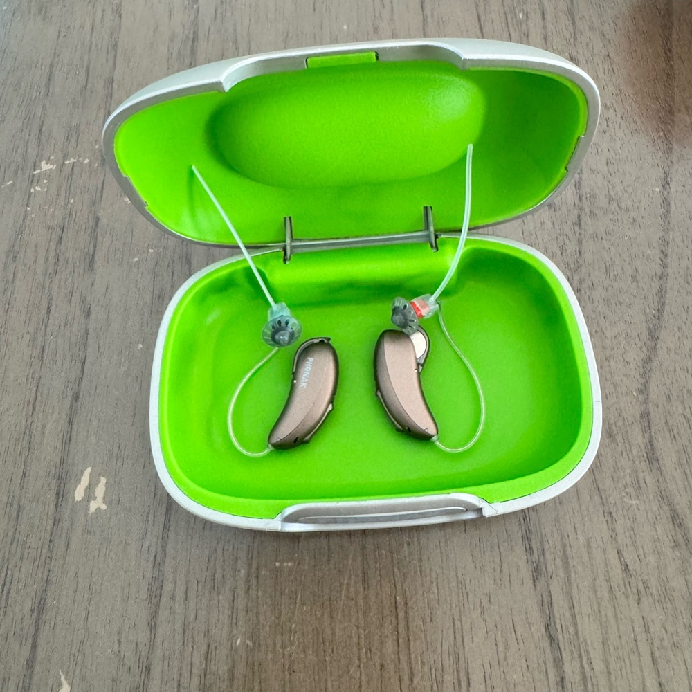 Sleek Silver Hearing Aids with Charging Case 
Model CE059 brand new Bluetooth